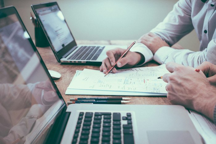 Profesional revisando documentación financiera